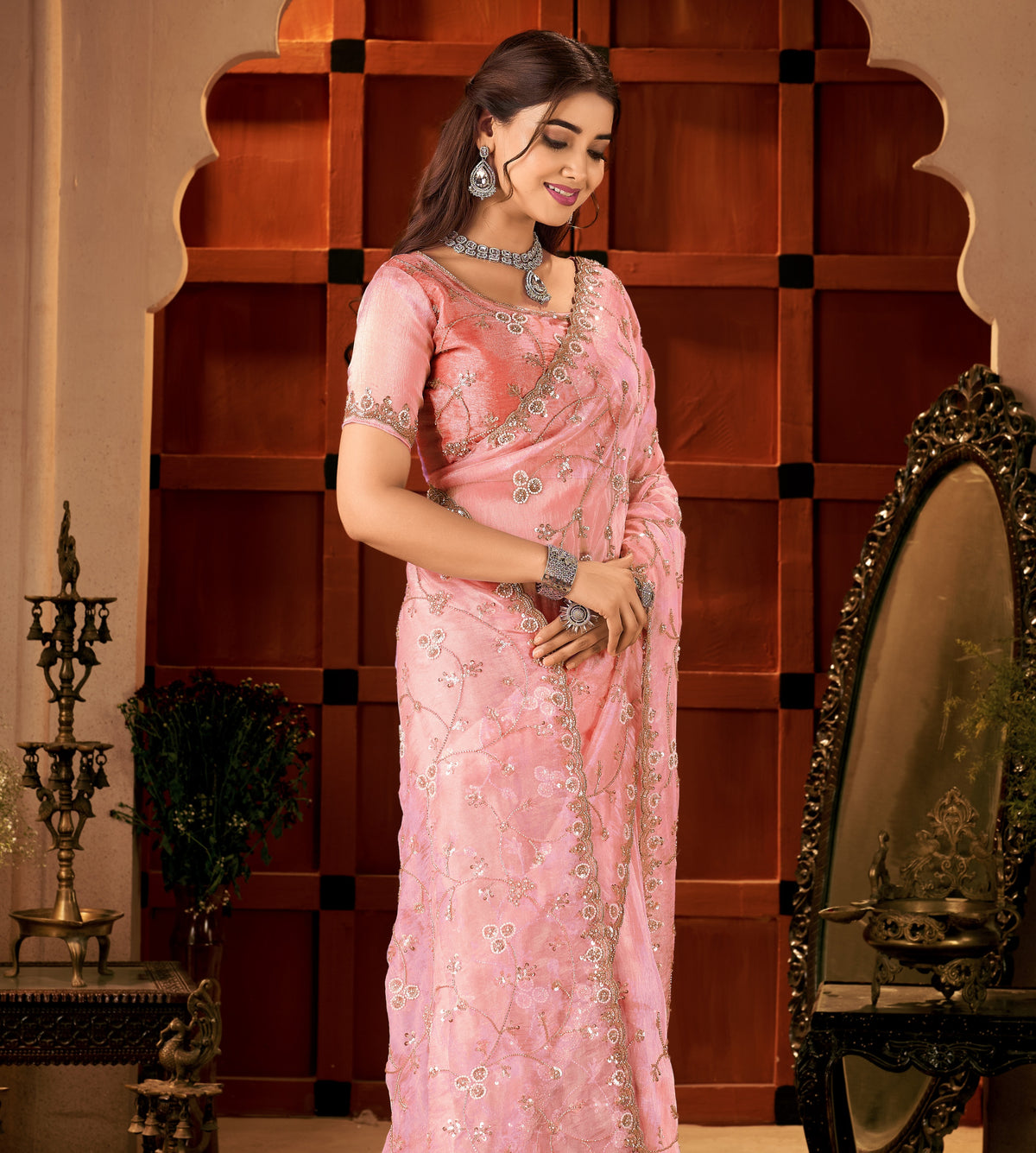 detailed view of the elegant border with fine hand work on the chhoga rose pink tissue silk saree.