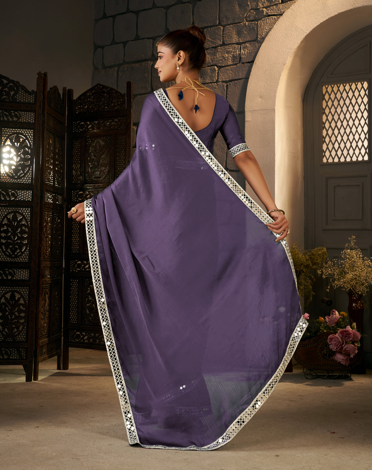 pallu detail of dusty purple ethnic saree with silver mirror work